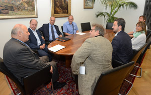 Il presidente Durnwalder a colloquio con i sindacati dell'Euregio: coinvolgimento nel GECT (Foto Pertl)