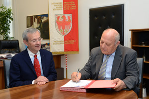 Il presidente della Provincia Durnwalder e quello della Camera di commercio Ebner firmano il patto di stabilità (Foto Pertl)