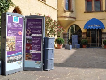 La valigia alta due metri posta all'entrata del "Touriseum" che presenta il ciclo di manifestazioni “Shalom aleichem – Storie di vita ebraica in Tirolo”