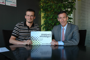 L'assessore Widmann consegna a Robert Pirhofer l'Alto Adige Pass numero 100.000