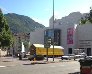 Il container-museo giallo parcheggiato davanti al teatro comunale