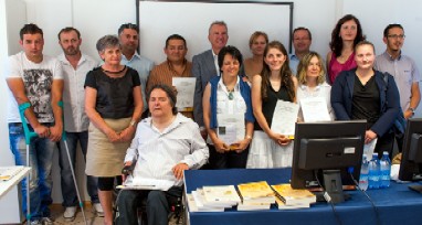 Foto di gruppo dei neo-diplomati con l'assessore Bizzo