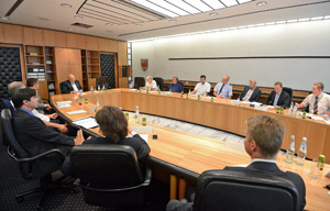 Nuove idee per economia e innovazione: Durnwalder con i titolari delle aziende "Leader" (Foto: Pertl)