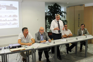 L'assessore Florian Mussner all'inaugurazione della mostra sui progetti per i rifugi alpini