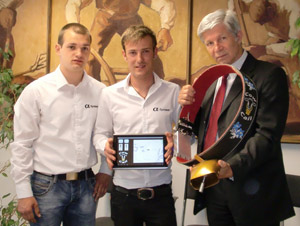Studenti e assessore con il campanaccio high-tech:  Martin Monsorno, Patrick Neuhauser e Hans Berger