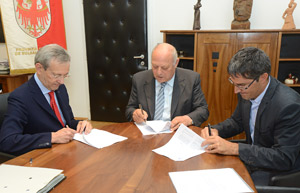 La firma tra Provincia, Comuni, Camera di commercio con i presidenti Durnwalder, Kompatscher e Ebner (Foto Pertl)