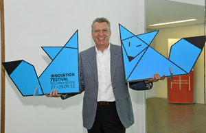 L'assessore Roberto Bizzo presenta il logo dell'Innovation Festival che dal 27 al 29 settembre animerà il centro di Bolzano