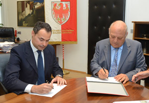 Il presidente Durnwalder e l'ingegner Botti (RFI) siglano il trasferimento alla Provincia di aree e immobili (Foto Pertl)