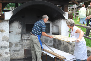 La cottura del pane al Museo degli usi e costumi di Teodone