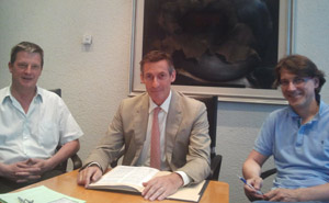 Unità d'intenti sul progetto Metrobus tra la Provincia e i comuni di Appiano e Caldaro: l'assessore Thomas Widmann fra Wilfried Trettl e Raimund Fill