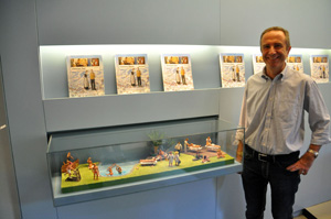 Aldo Borgo con le sue creazioni in argilla esposte all'ingresso del Touriseum di Merano