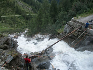 Il ponte distrutto sul rio Gögenalm vicino a malga Tratter