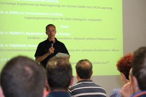 Angelo Zanella durante il convegno sulla conservazione della frutta svoltosi a Laimburg