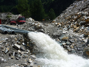 I pompieri al lavoro per pompare l'acqua che ha allagato la cava della Grünig