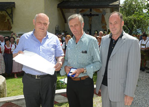 Il presidente Durnwalder ha premiato Siegfried Hofer a Gais, presente il direttore della Ripartizione Beni culturali Leo Andergassen