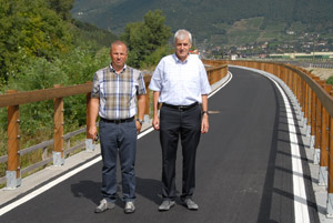 Ciclabile riaperta: il direttore del Servizio strade ovest, Günther Kiem, con il presidente della Comunità comprensoriale Alois Kröll
