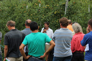 Prova sul campo a Laimburg: Ewald Lardschneider presenta il progetto BioIncrop sulla stanchezza del suolo