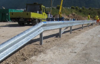 Un particolare delle nuove barriere stradali elaborate dal Servizio strade della Provincia