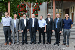 Il commissario UE Ciolos con il presidente Durnwalder, i rappresentanti del Centro Laimburg e dell'agricoltura (Foto: Pertl)