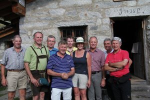 Sepp Eisl (secondo da sinistra) e Hans Berger (ultimo da sinistra) con le rispettive delegazioni durante l'incontro in Valle Aurina