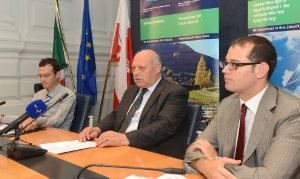 Il presidente Durnwalder, Thomas Mathà e Peter Gamper nel corso della conferenza stampa