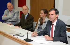L'Alto Adige ha bisogno di più medici. Da dx.: l'assessore Richard Theiner, Veronika Rogger, il presidente dell'Ordine dei Medici, Andreas von Lutterotti, il direttor esanitario Oswald Mayr