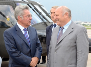 Accoglienza all'aeroporto di Bolzano: il presidente austriaco Fischer con il presidente Durnwalder (Foto Pertl)