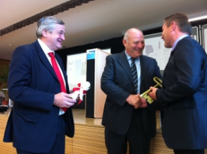 Momento dell'inaugurazione (da sin.): assessore Mussner. presidente Durnwalder, vicedirettore Prantl.