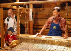 Attività di tessitura al Museo di Teodone