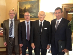 Verso un'intesa sulle liberalizzazioni nel commercio: da sinistra, gli onorevoli Zeller e Brugger, il ministro Gnudi e l'assessore Widmann