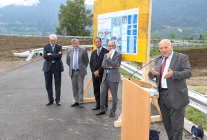 Salto di qualità per Marlengo: da sinistra, Alois Kröll, presidente della comunità comprensoriale del Burgraviato, l'assessore Mussner, il direttore di Ripartizione Valentino Pagani e il presidente Durnwalder