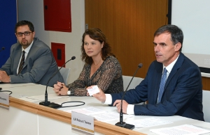 L'assessore Theiner nel corso della presentazione della nuova tessera