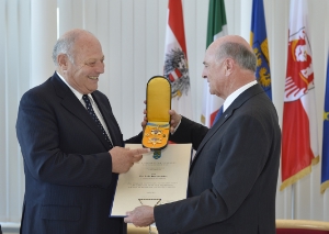 Il governatore Pröll consegna la massima onorificienza dell'Austria inferiore al presidente Durnwalder (Foto NLK Filzwieser)