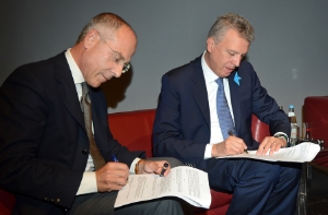 La firma dell'intesa tra Provincia (assessore Bizzo) e EnelGP (ad Starace) (foto Pertl)