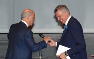 L'assessore Bizzo saluta Jeremy Rifkin ad inizio evento (Foto Pertl)