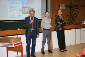 Gli assessori provinciali Christian Tommasini  (centro) e Sabina Kasslatter Mur (dx) nonché il direttore della Ripartizione Cultura ladina, Alexander Prinoth (sx), hanno preso parte alla Giornata dell'educazione permanente 2012 a Bressanone