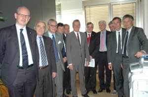 Relazione finale sul rafforzamento dell'economia: gli assessori Bizzo, Mussner, Berger e Widmann con i vertici delle banche locali