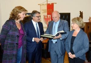 Consegna simbolica del lascito di Alfons Benedikter all'Archivio provinciale. Da sx: Kasslatter Mur, Rudi Benedikter, pres. Durnwalder, Christine Roilo (FOTO: USP/A.Pertl)