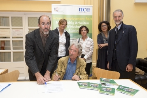 La sigla del Patto per un'economia sostenibile in Alto Adige