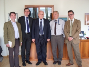 Il presidente Durnwalder tra l'europarlamentare Dorfmann e il direttore generale Falkenberg
