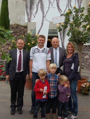 Il presidente Luis Durnwalder e Daniel Bedin, direttore dei Giardini, in compagnia della famiglia Ripperger-Steil