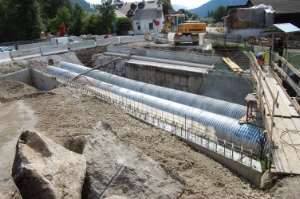 In costruzione ponte sul Rio S.Silvestro lungo la statale della Val Pusteria a Grazze.