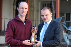 Urban Piccolruaz (capo cantiniere della Cantina del Podere Provinciale Laimburg) e Daniel Bedin (Direttore del Podere Provinciale Cantina Laimburg e dei Giardini di Castel Trauttmansdorff) ed il Sauvignon Passito Saphir 2010