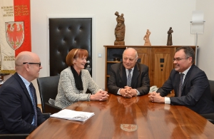 Da sin.: il direttore regionale dell'INPS Zanotelli, l'assessora regionale Stocker, il presidente Durnwalder ed il direttore generale dell'INPS, Nori