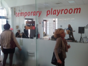 Musica dal vivo al Centro giovani temporaneo all'ex sala d'aspetto al Binario 1 della Stazione ferrioviaria a Bolzano