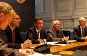 L'assessore Widmann presenta gli indirizzi suller aperture dei negozi con Arno Kompatscher, Paolo Pavan e Walter Amort (da sinistra)