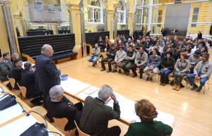 Il presidente Durnwalder nel corso della cerimonia di consegna dei diplomi ai cacciatori