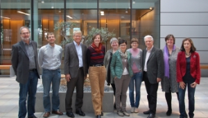 Petra Frei, direttrice dell'Ufficio famiglia, donna e gioventù (5. da dx) e la collaboratrice Sabine Krismer (4. da dx) con le loro colleghe tedesche ed austriache e l'assessore tirolese alle politiche sociali, Gerhard Reheis