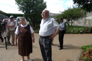 Il presidente della Provincia Luis Durnwalder e Suor Lydia Pardeller, ritratti i occasione della visita della delegazione altoatesina della Cooperazione allo sviluppo negli slums di Kariobanghi in Kenia nel 2010