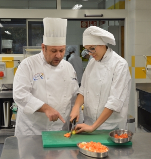 Un'allieva della Scuola professionale alberghiera "C. Ritz" di Merano con lo chef